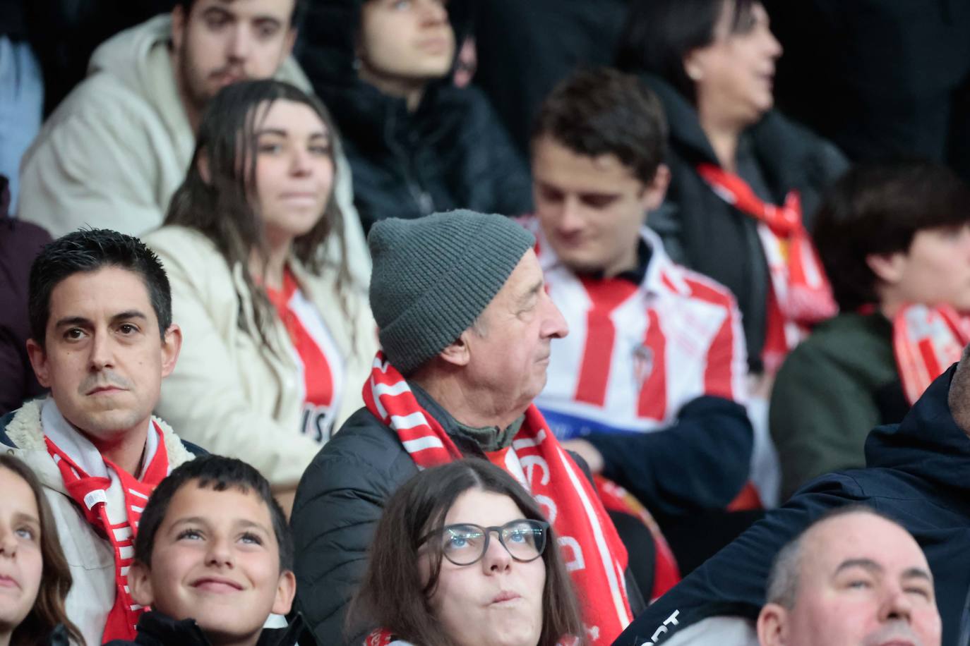 ¿Estuviste en el Sporting - Racing? ¡Búscate en las fotos!