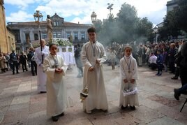 Tres niños con el incienso en los momentos iniciales de la concurrida procesión del Resucitado, que se estrenó en la Semana Santa ovetense.
