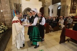 La ofrenda, como no podía ser de otra manera, consistió en un bollo de Avilés.