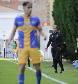 Ell técnico blanquiazul Manolo Sánchez Murias, detrás de Rojas.