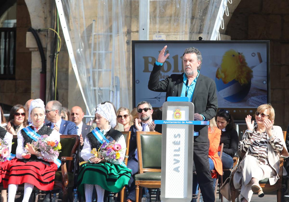 Tino di Geraldo pronunció un pregón muy personal y emotivo desde el escenario principal de la plaza de España, acompañado de autoridades y de la Xana y Xanina.