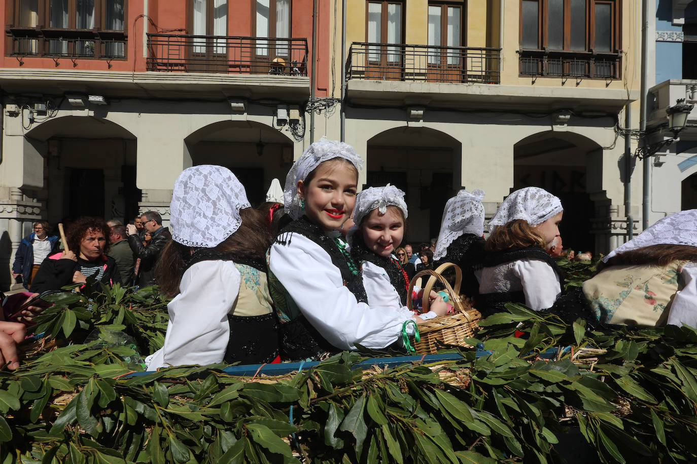 Todas las fotos del desfile de carrozas de las fiestas de El Bollo de Avilés