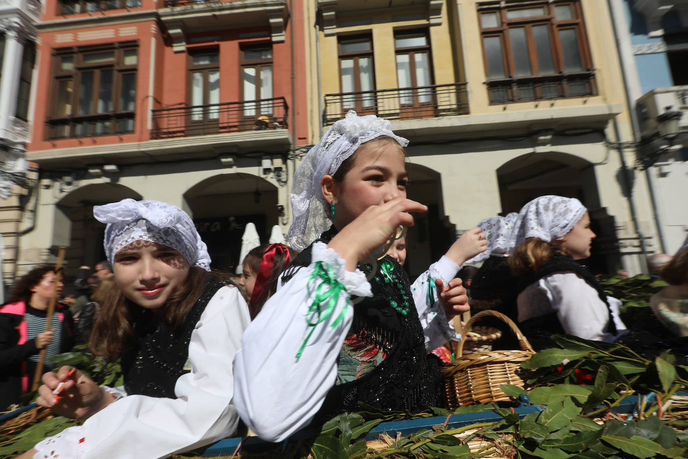 Todas las fotos del desfile de carrozas de las fiestas de El Bollo de Avilés