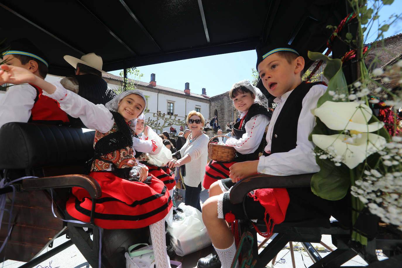 Todas las fotos del desfile de carrozas de las fiestas de El Bollo de Avilés