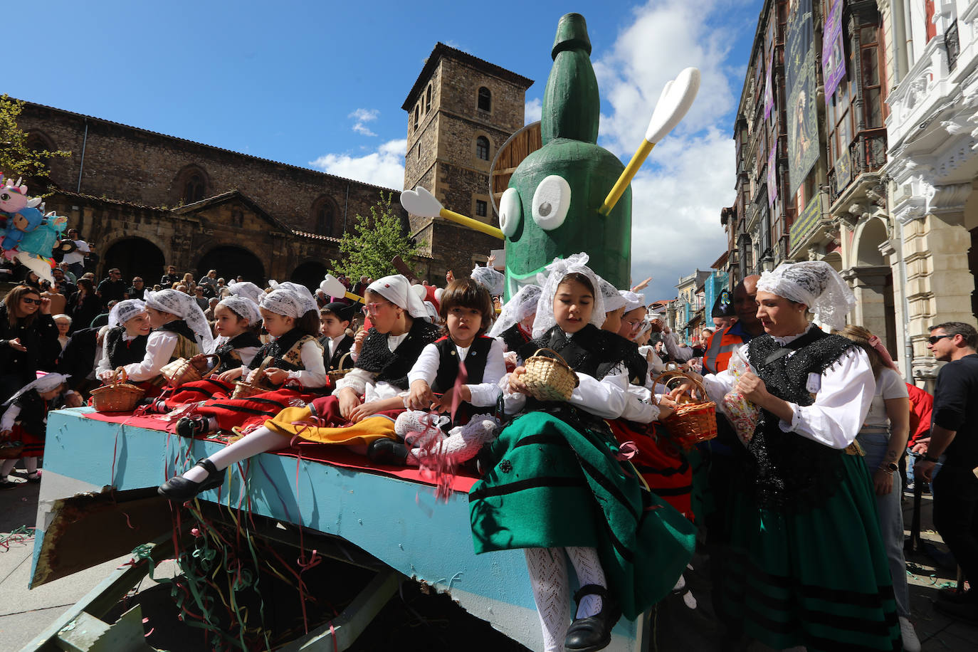 Todas las fotos del desfile de carrozas de las fiestas de El Bollo de Avilés