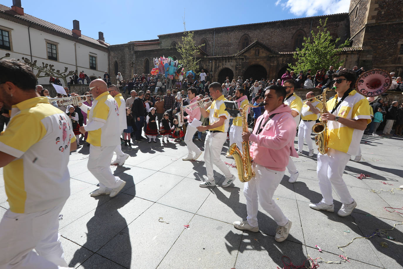 Todas las fotos del desfile de carrozas de las fiestas de El Bollo de Avilés