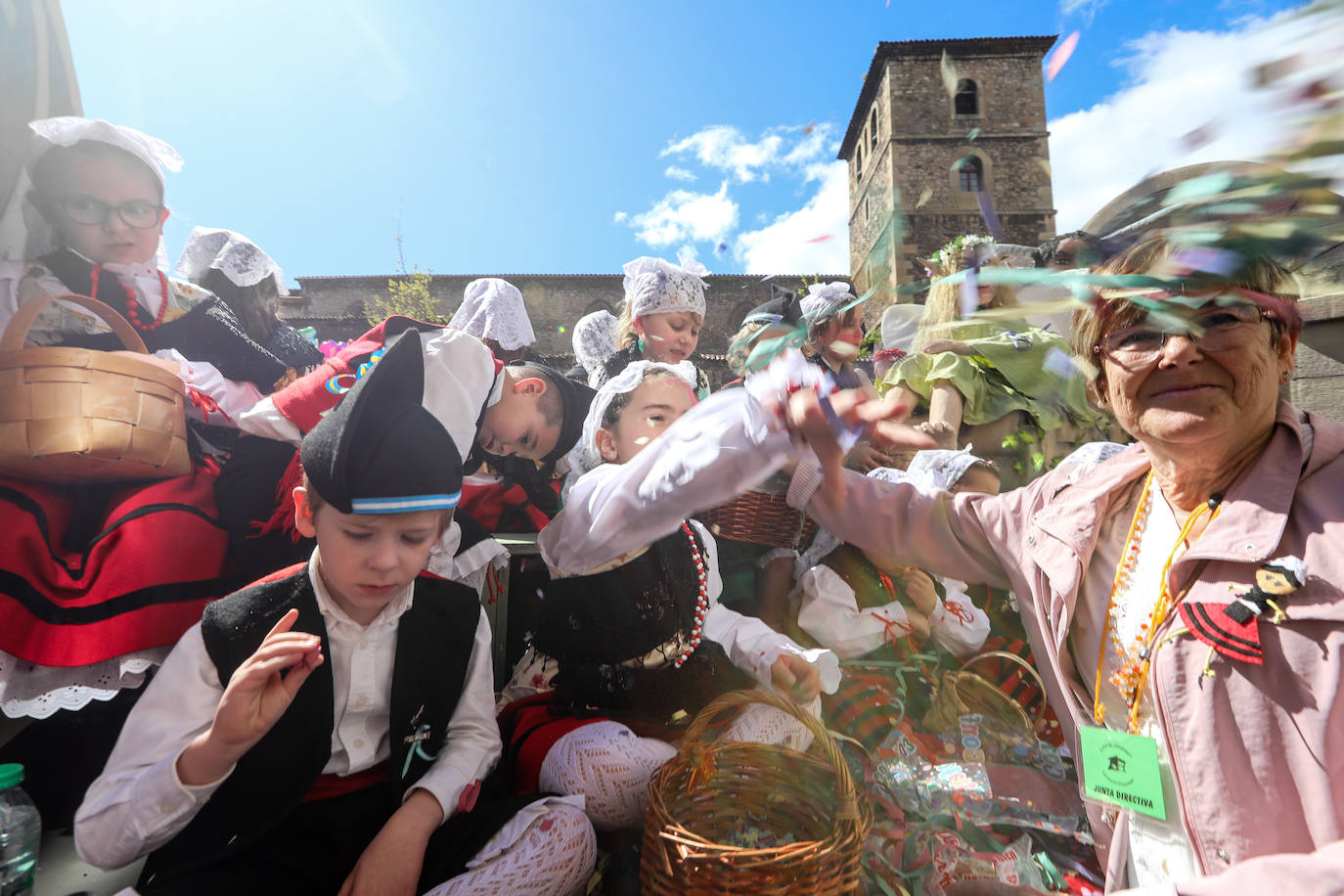 Todas las fotos del desfile de carrozas de las fiestas de El Bollo de Avilés