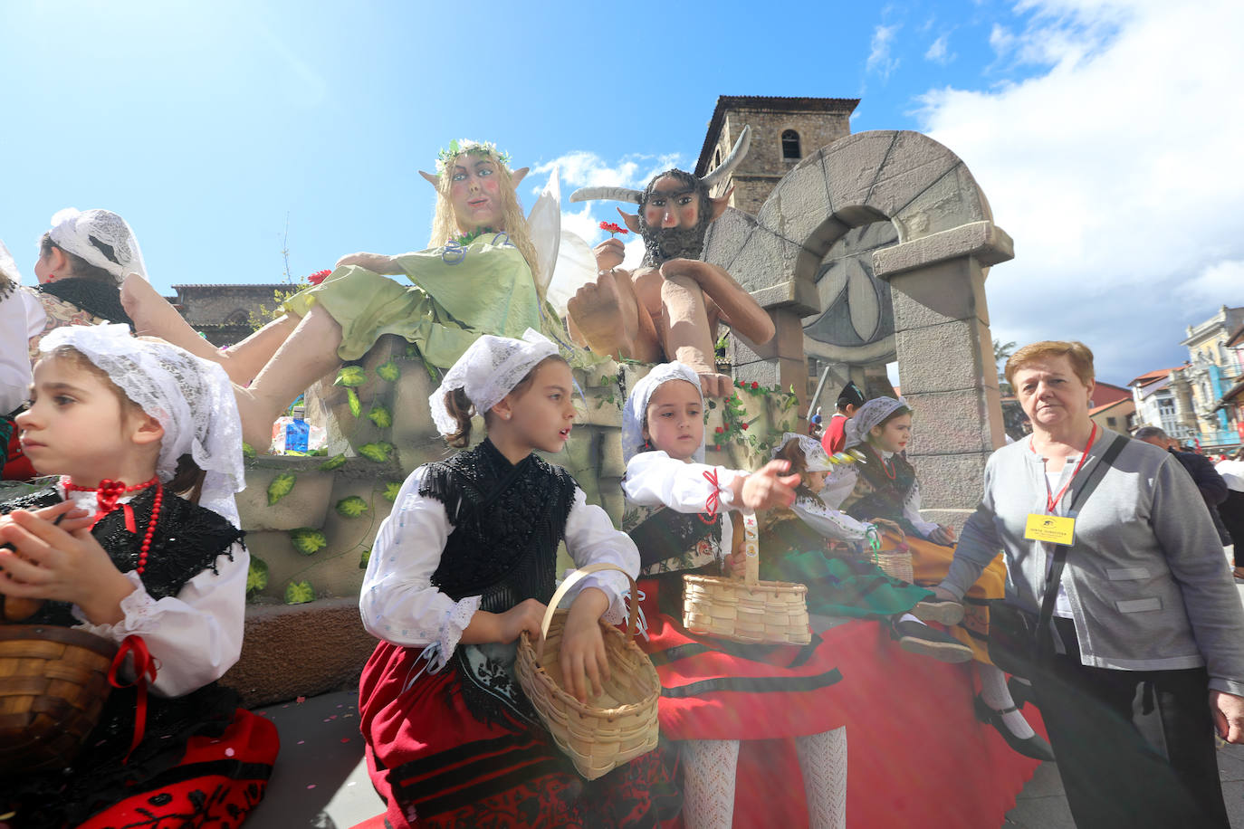 Todas las fotos del desfile de carrozas de las fiestas de El Bollo de Avilés