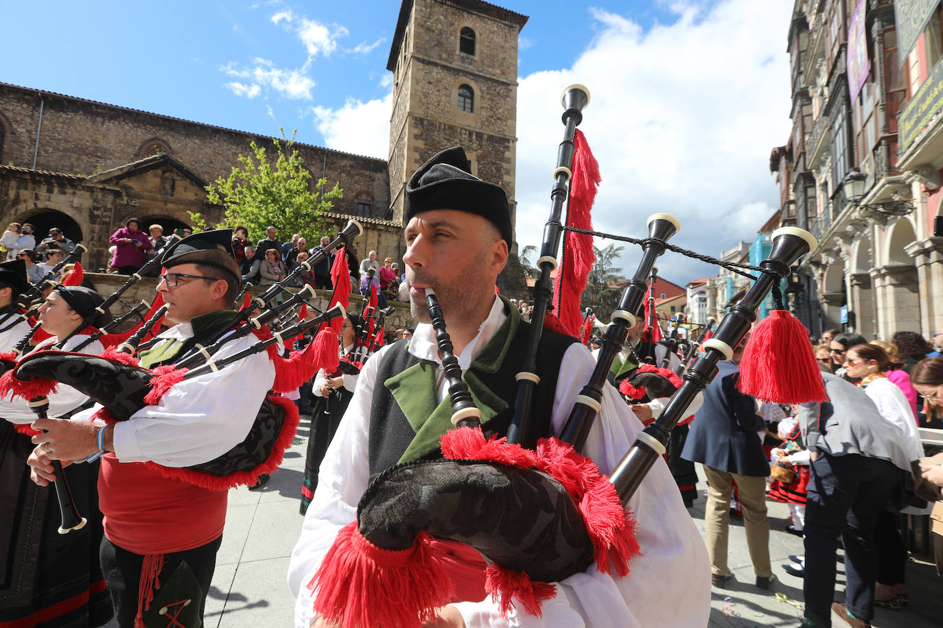 Todas las fotos del desfile de carrozas de las fiestas de El Bollo de Avilés