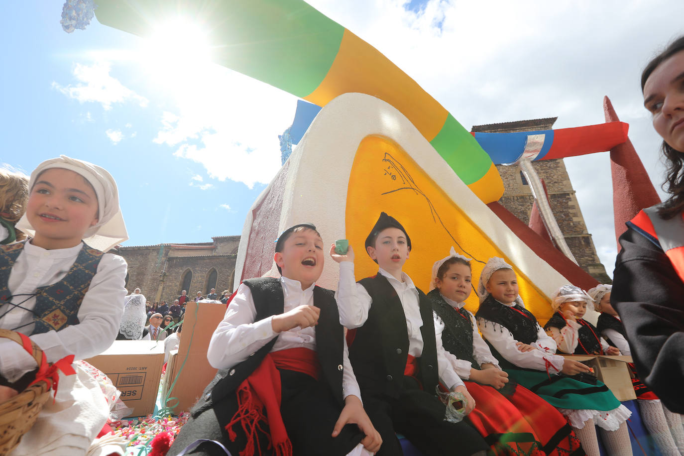 Todas las fotos del desfile de carrozas de las fiestas de El Bollo de Avilés