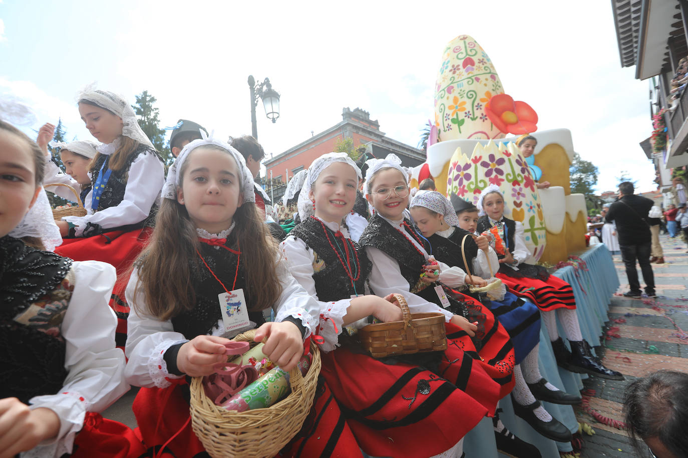 Todas las fotos del desfile de carrozas de las fiestas de El Bollo de Avilés