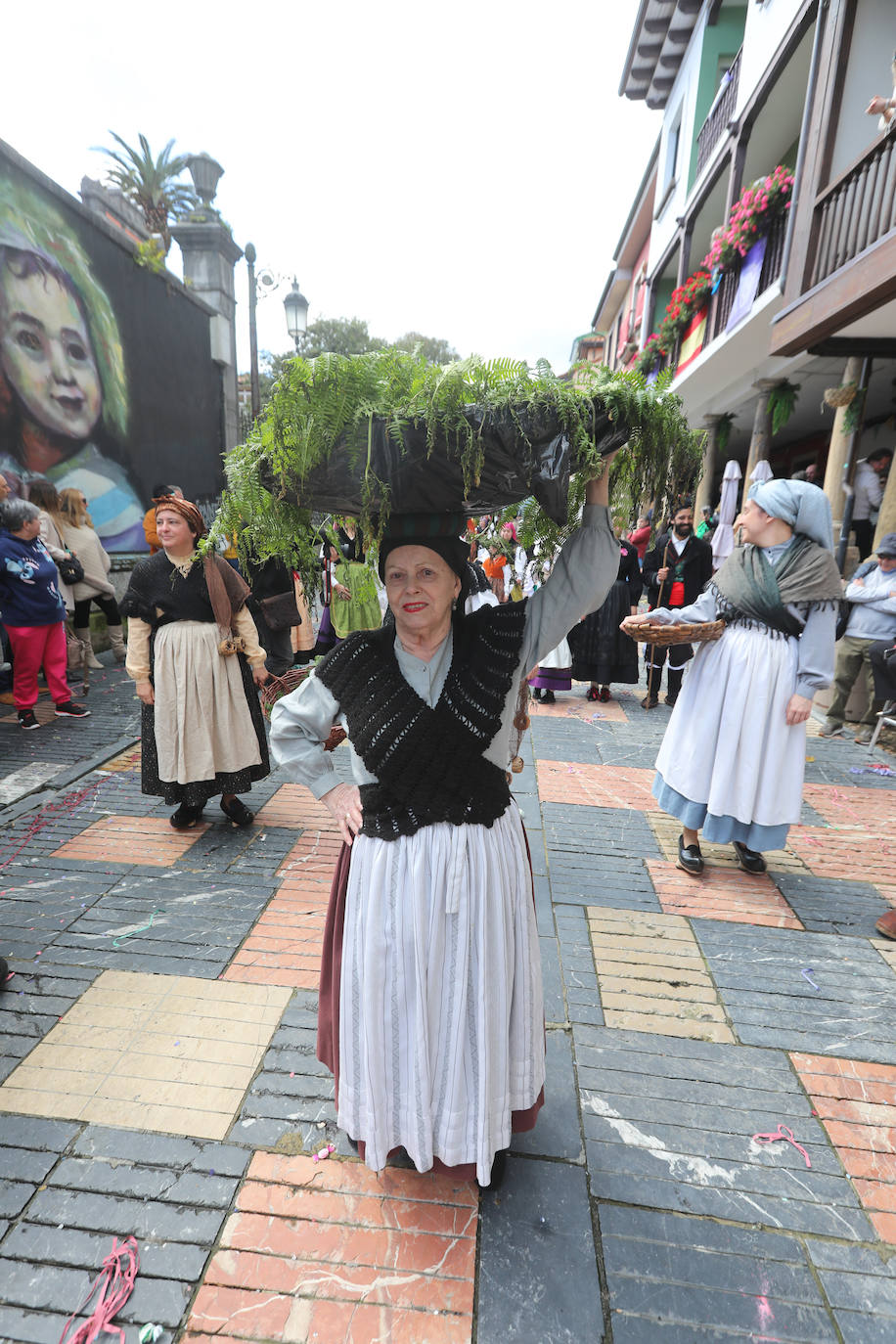 Todas las fotos del desfile de carrozas de las fiestas de El Bollo de Avilés