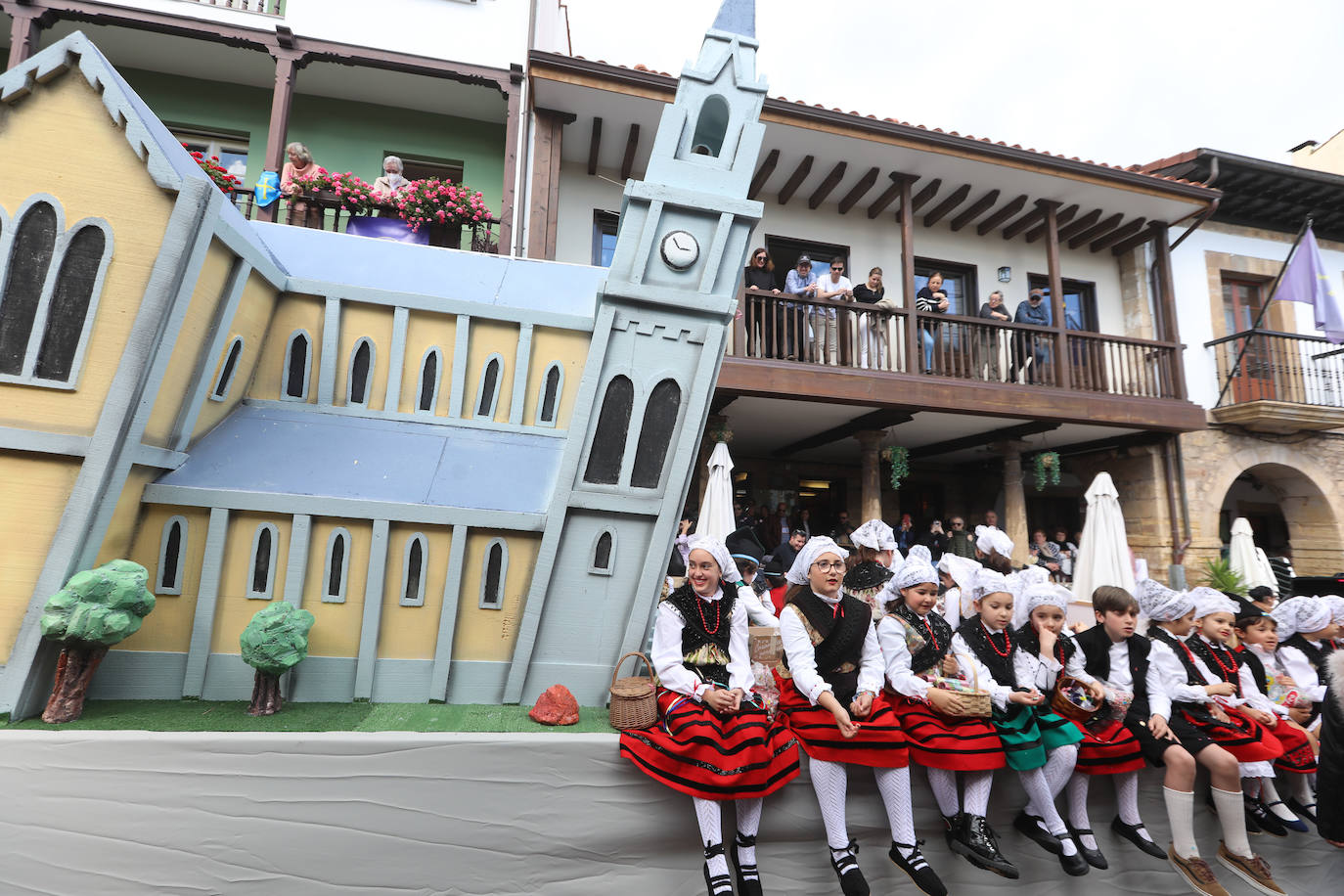 Todas las fotos del desfile de carrozas de las fiestas de El Bollo de Avilés