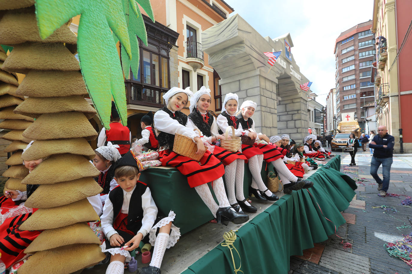 Todas las fotos del desfile de carrozas de las fiestas de El Bollo de Avilés