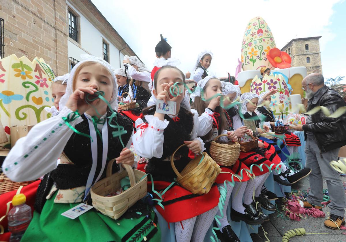 Todas las fotos del desfile de carrozas de las fiestas de El Bollo de Avilés