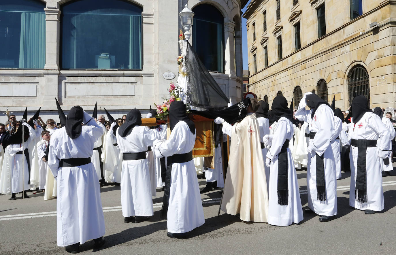 Y la Virgen de la Alegría se reencontró con su hijo frente al Cantábrico