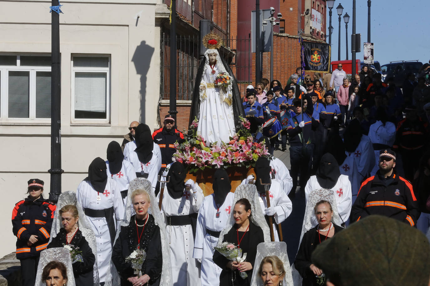 Y la Virgen de la Alegría se reencontró con su hijo frente al Cantábrico