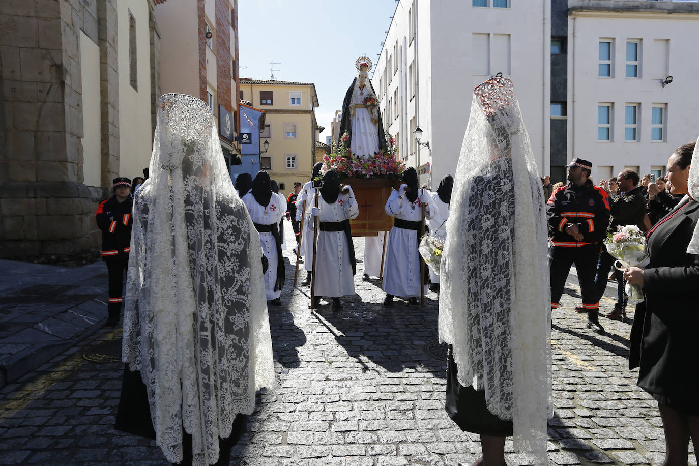 Y la Virgen de la Alegría se reencontró con su hijo frente al Cantábrico