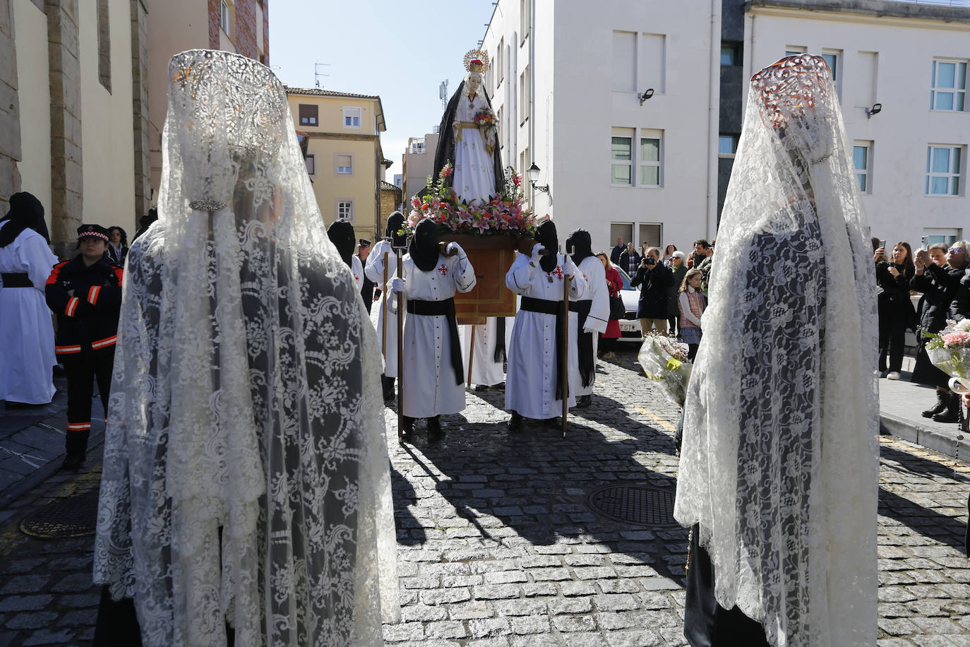 Y la Virgen de la Alegría se reencontró con su hijo frente al Cantábrico