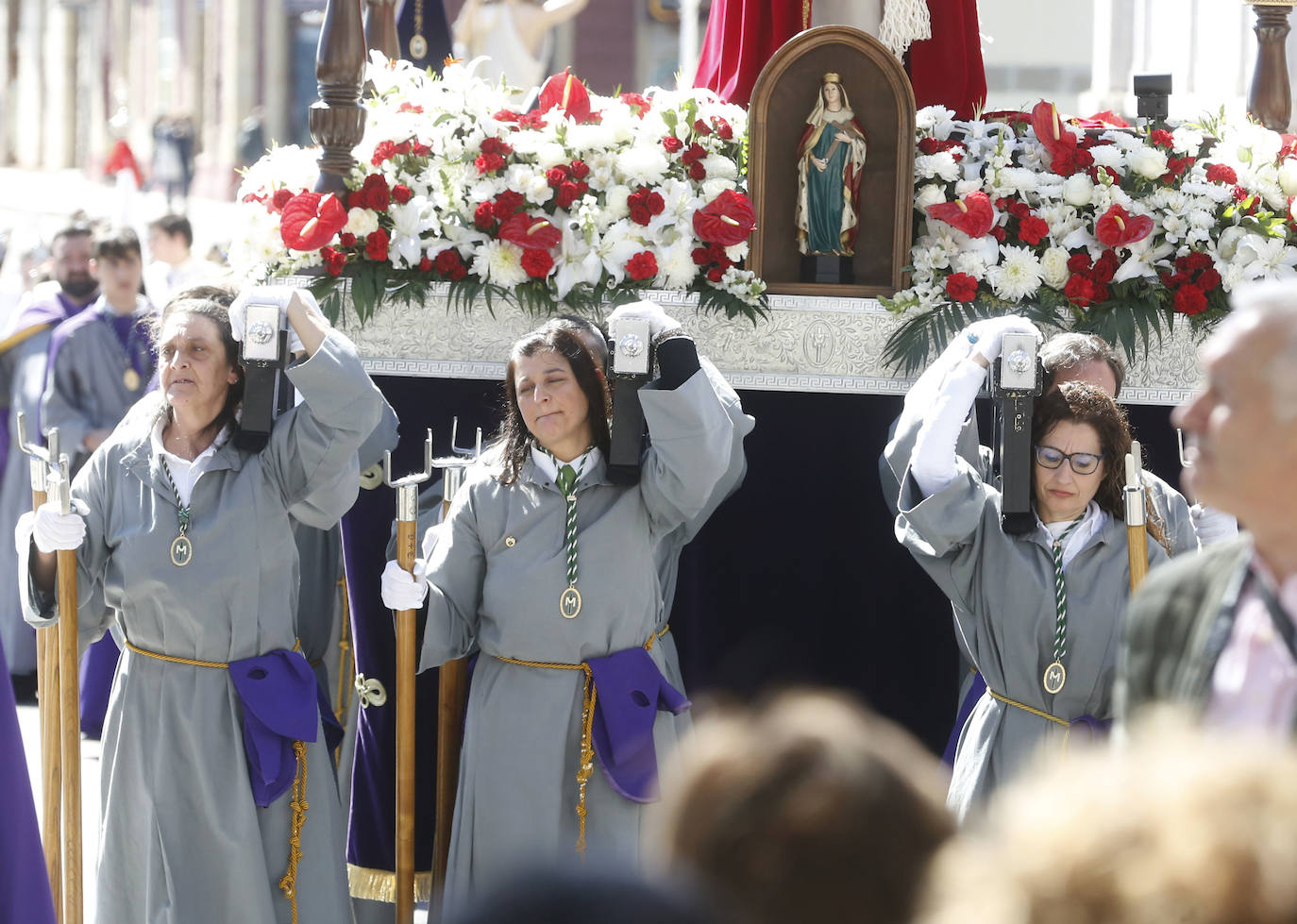 Y la Virgen de la Alegría se reencontró con su hijo frente al Cantábrico