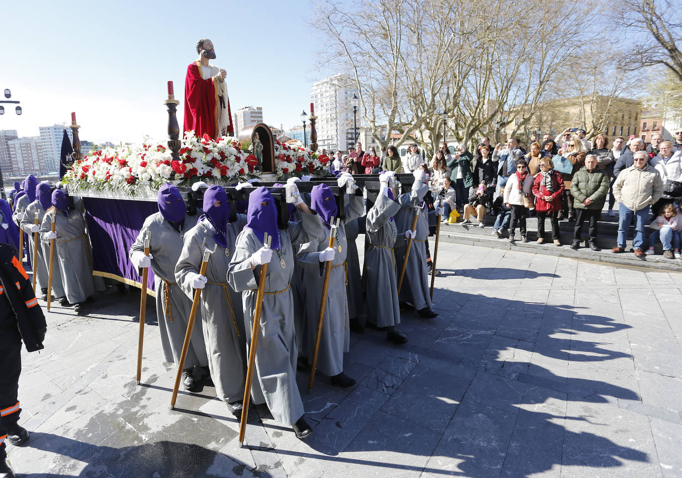 Y la Virgen de la Alegría se reencontró con su hijo frente al Cantábrico