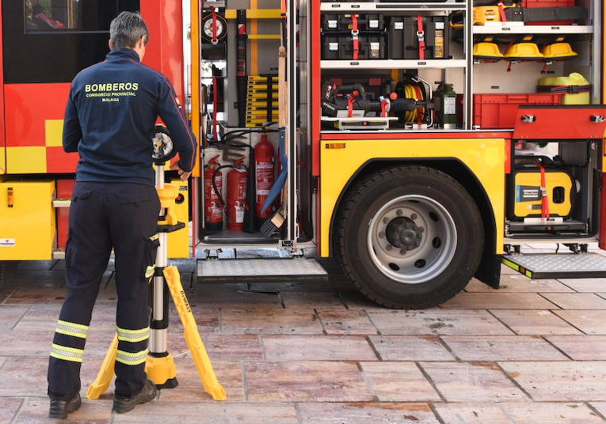 Efectivos de Bomberos del Consorcio Provincial rescataron el cuerpo de la víctima.