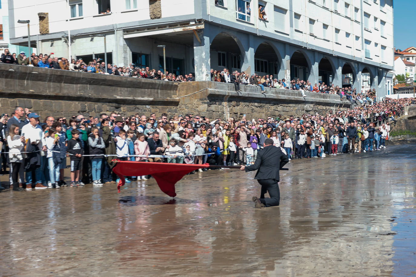 Una multitud disfruta de la Venia en Luanco