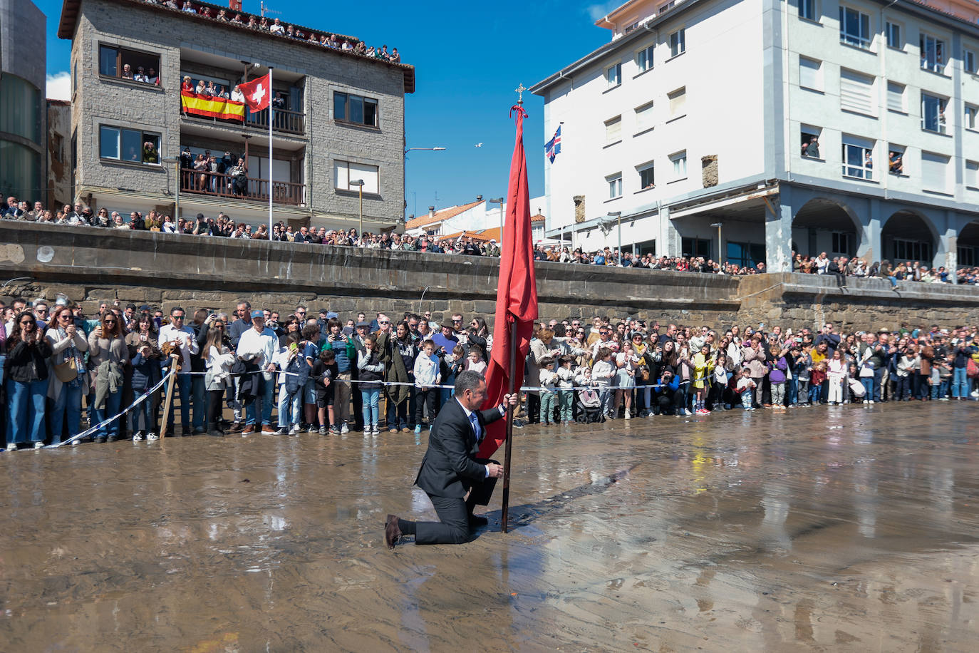 Una multitud disfruta de la Venia en Luanco