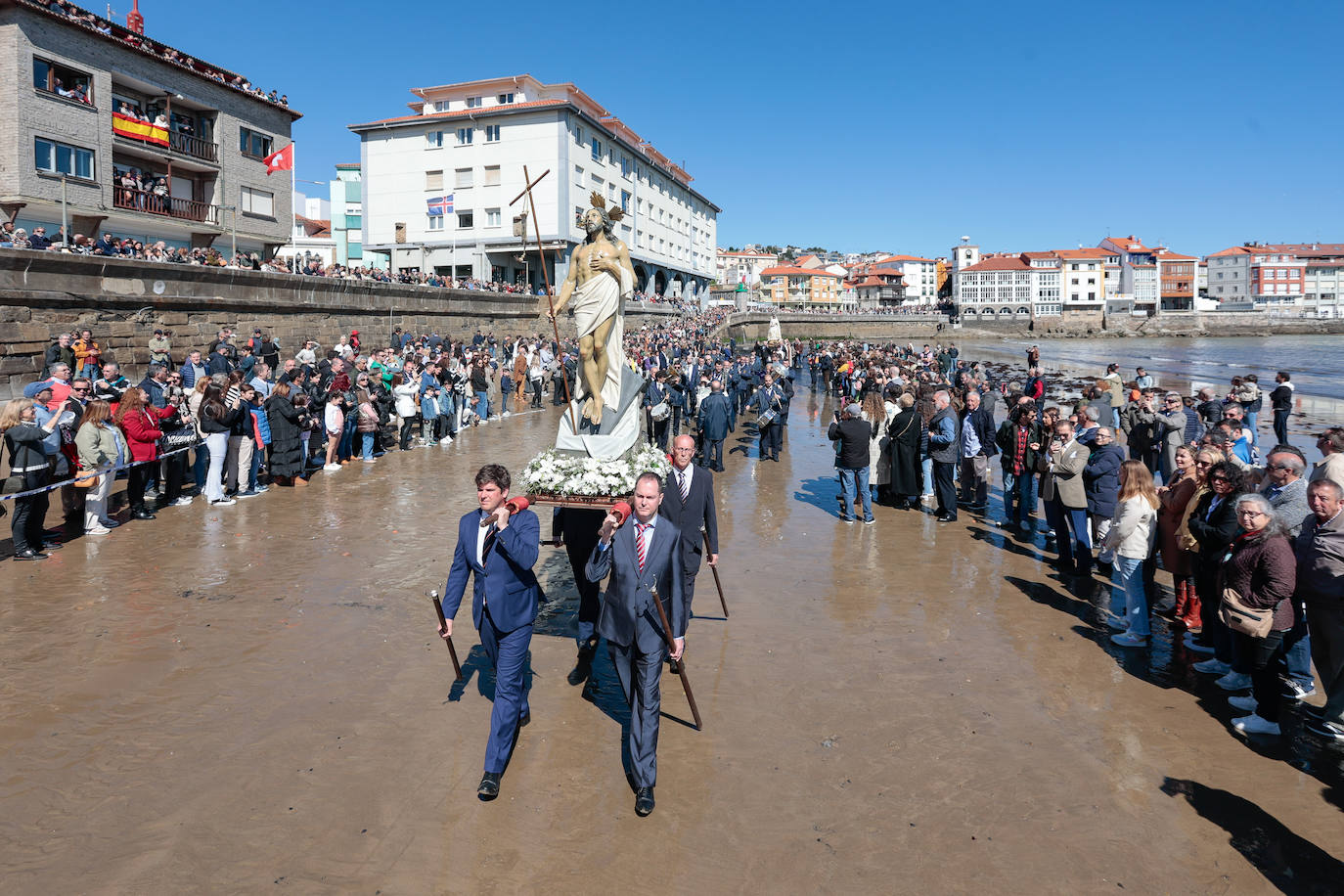 Una multitud disfruta de la Venia en Luanco