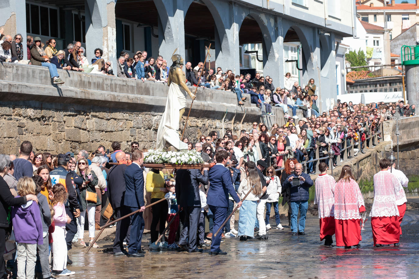 Una multitud disfruta de la Venia en Luanco