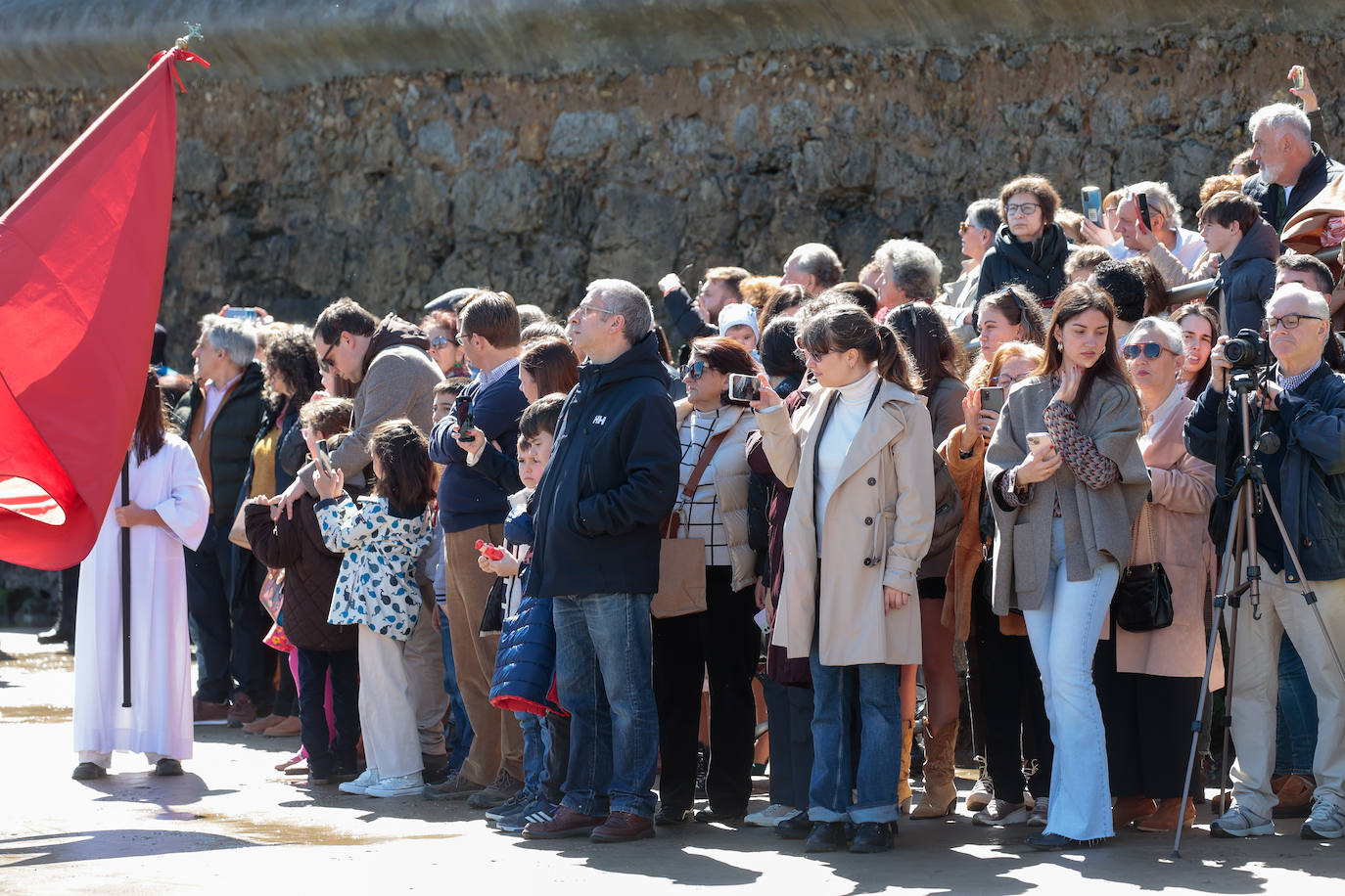 Una multitud disfruta de la Venia en Luanco