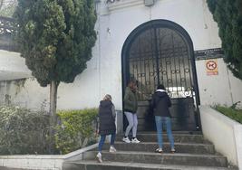 Beatriz García, Silvia Vázquez y Conchi Robert, ante la puerta cerrada del cementerio.