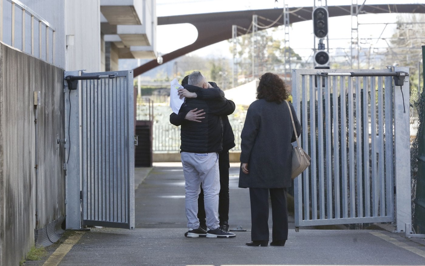 Uno de los tres detenidos se abraza a un familiar tras abandonar los calabozos de los juzgados.