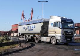 Un camión circula por las instalaciones portuarias.