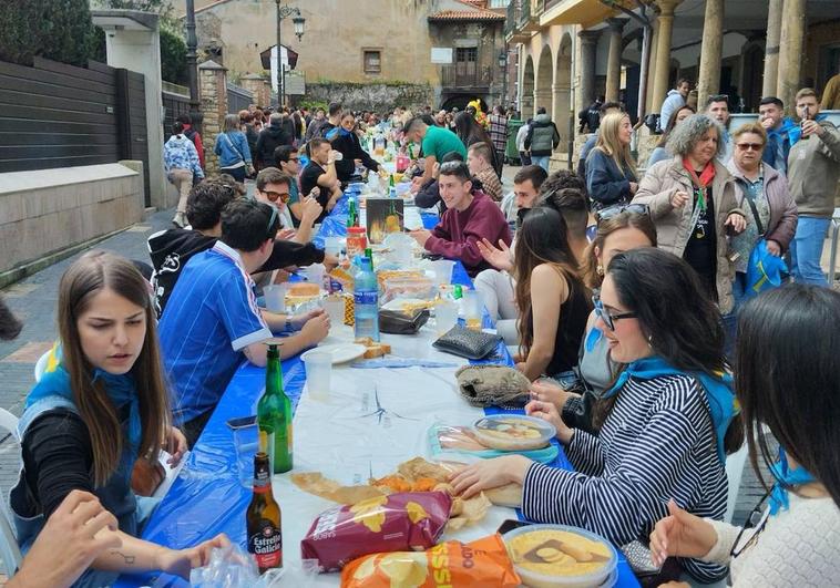 Miles de vecinos disfrutan de la Comida en la Calle en Avilés.