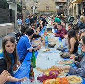 Una Comida en la Calle de 15.000 personas que mira al cielo: «Es la mejor fiesta de Asturias»