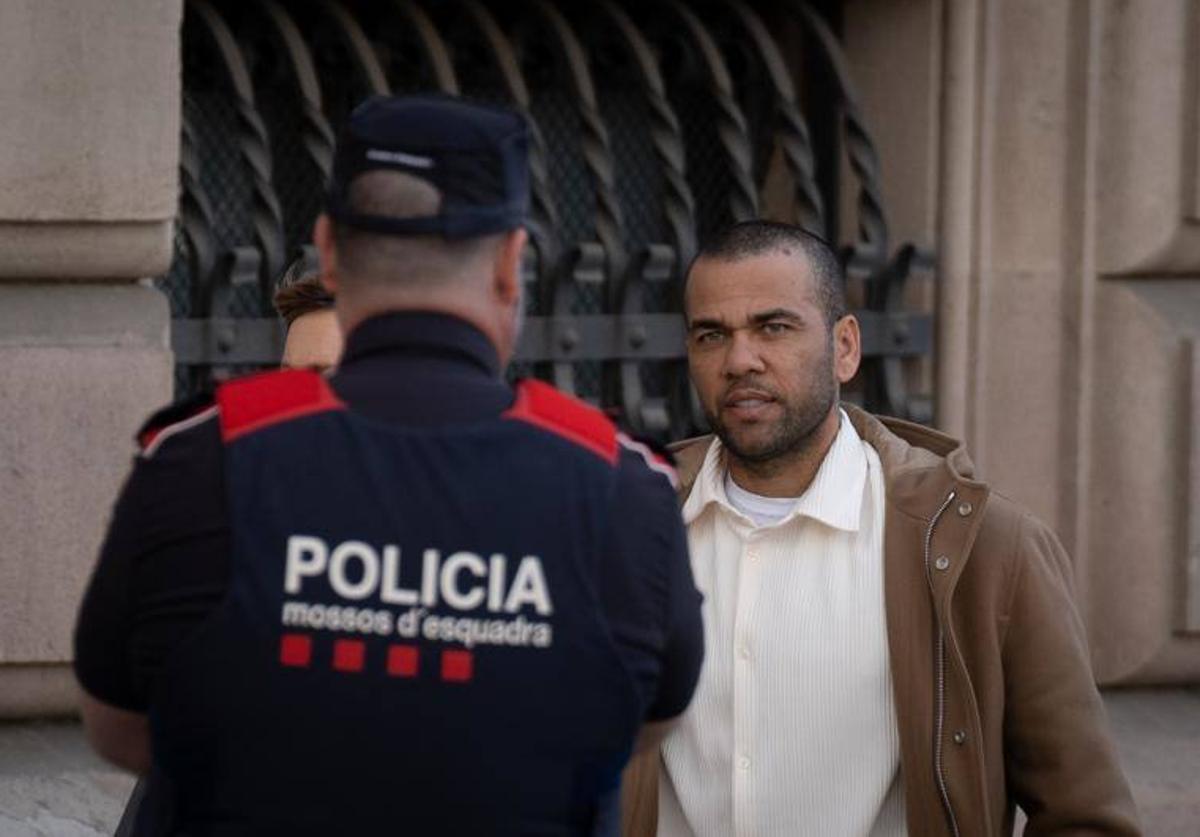 Dani Alves compareció este pasado jueves por primera vez para certificar que no ha huido ante la Audiencia de Barcelona.