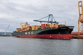 El 'MSC Katyayni', que mide 275 metros de eslora y 40 de manga, atracado ayer en la séptima alineación del muelle de La Osa, en la terminal de APM Gijón.