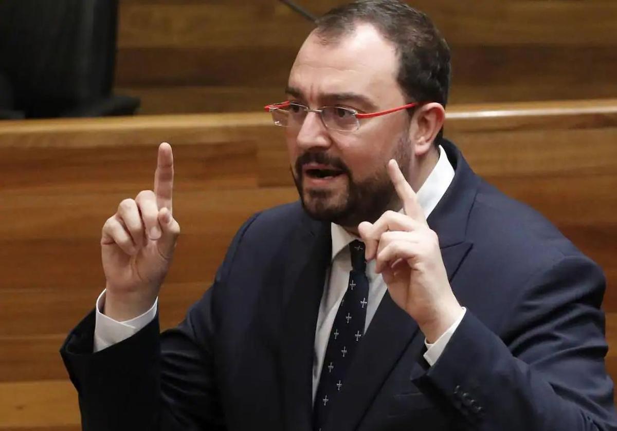 Adrián Barbón, en el pleno de la Junta General.