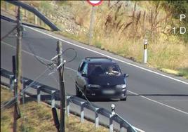 Una imagen difundida por la DGT en la que aparece un conductor sin el cinturón de seguridad puesto.