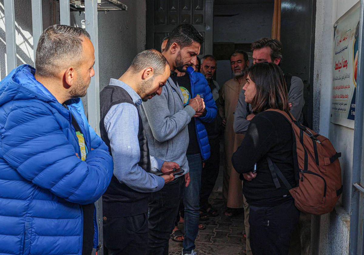 Miembros del grupo de ayuda World Central Kitchen esperan en la morgue de un hospital en Rafah.