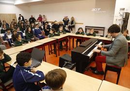 El pianista Martín García deleita a los alumnos de La Corolla