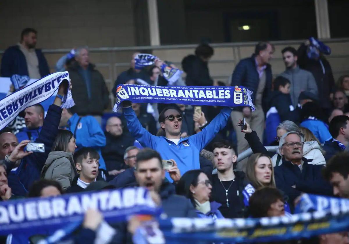 Aficionados del Real Oviedo, en las gradas del Carlos Tartiere durante el partido del pasado domingo ante el Villarreal B.