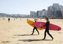 Dos surfistas en la playa de San Lorenzo de Gijón.
