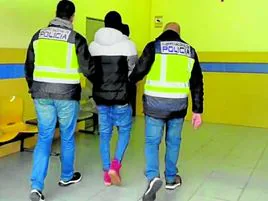 Policías nacionales tras la detención de uno de los presuntos cabecillas de los 'Trinitarios' en Asturias.