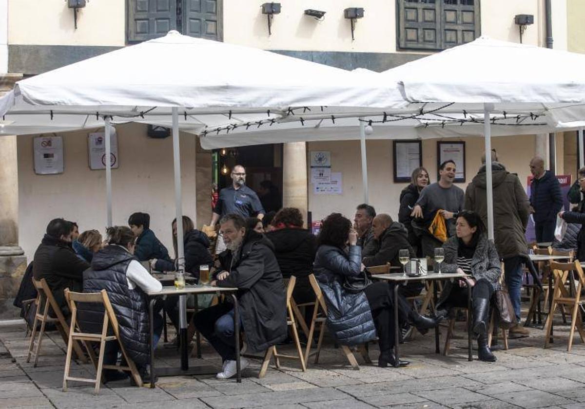 Turistas en una terraza en Oviedo esta Semana Santa.