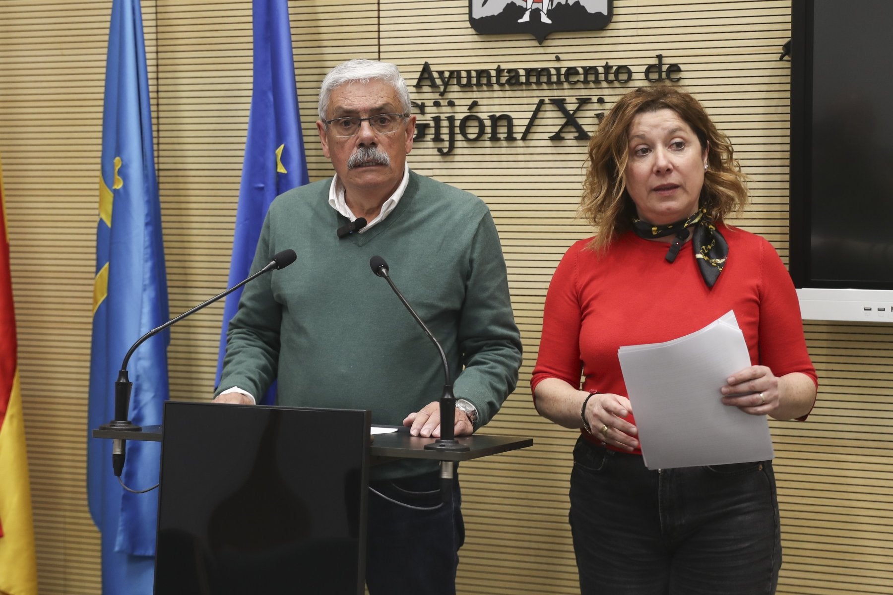 Floro y Carmen Eva Pérez, ayer, en el Ayuntamiento.