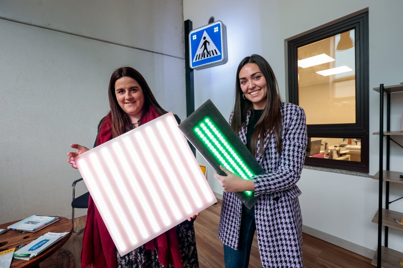 Azahara González y Lorena Turrado muestran dos de los equipos producidos en Sialtrónica.