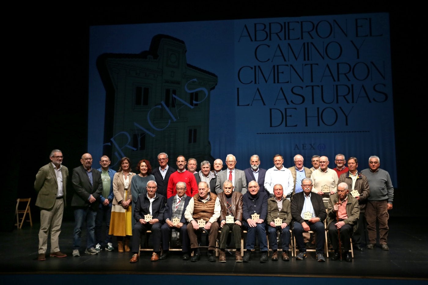 Los miembros de la asociación de exalcaldes, junto a los regidores elegidos en 1979 que ayer fueron homenajeados en Lugones.