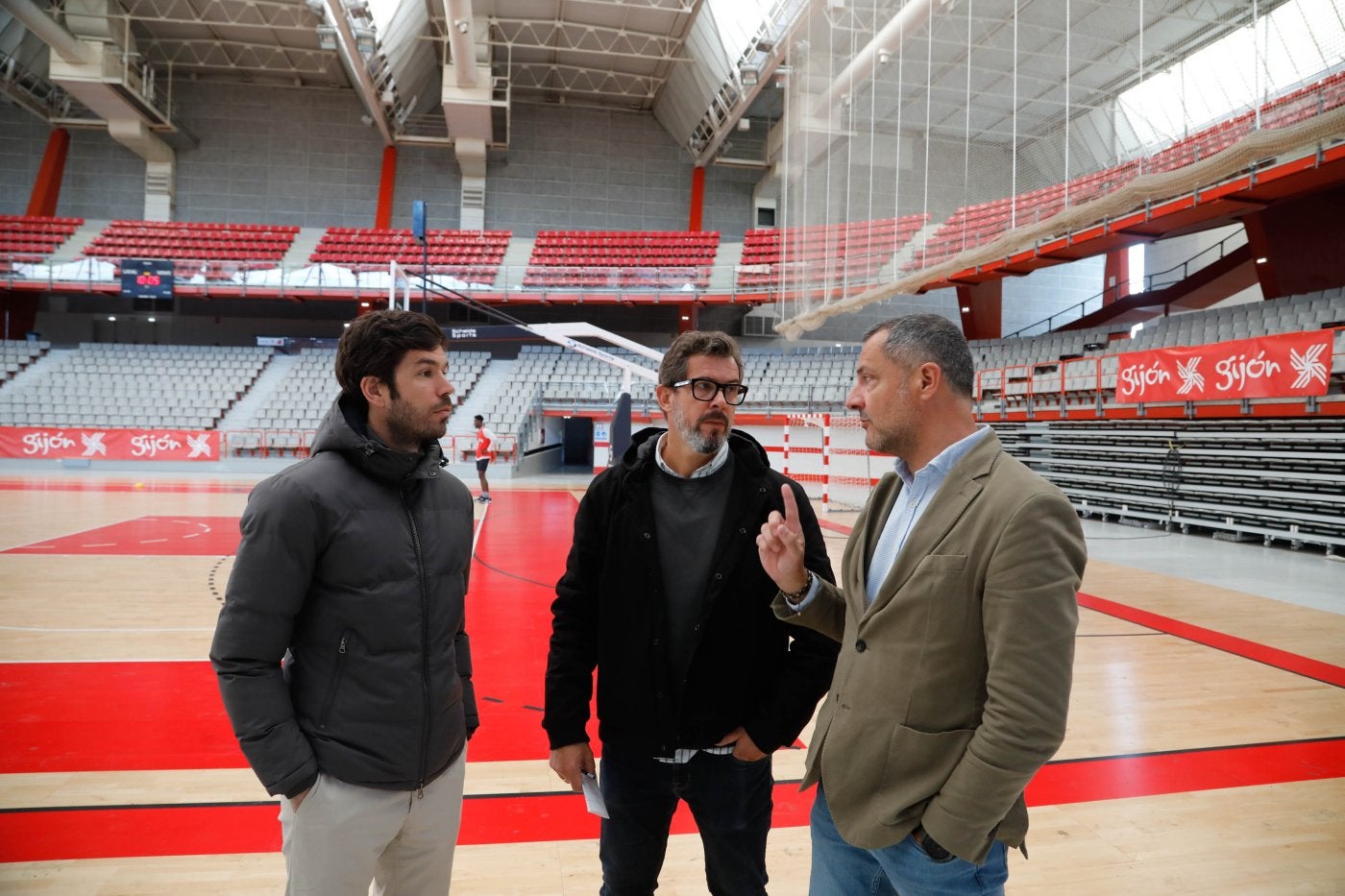 Iñaki Zaragüeta, Poncho Ávila y Fernando Castaño, ayer, en la pista central del Palacio.